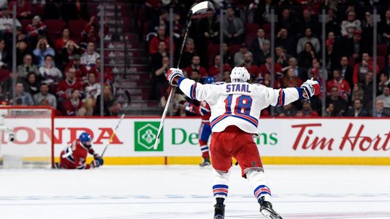 Marc Staal se raduje z výhry Rangers v Montrealu. Z domácích týmů ve čtvrtek uspěl pouze Pittsburgh.