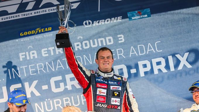 Adam Lacko s trofejí na Nürburgringu.