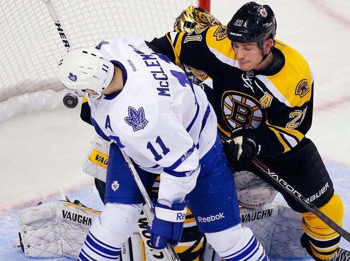 Boston Bruins (obránce Andrew Ference).