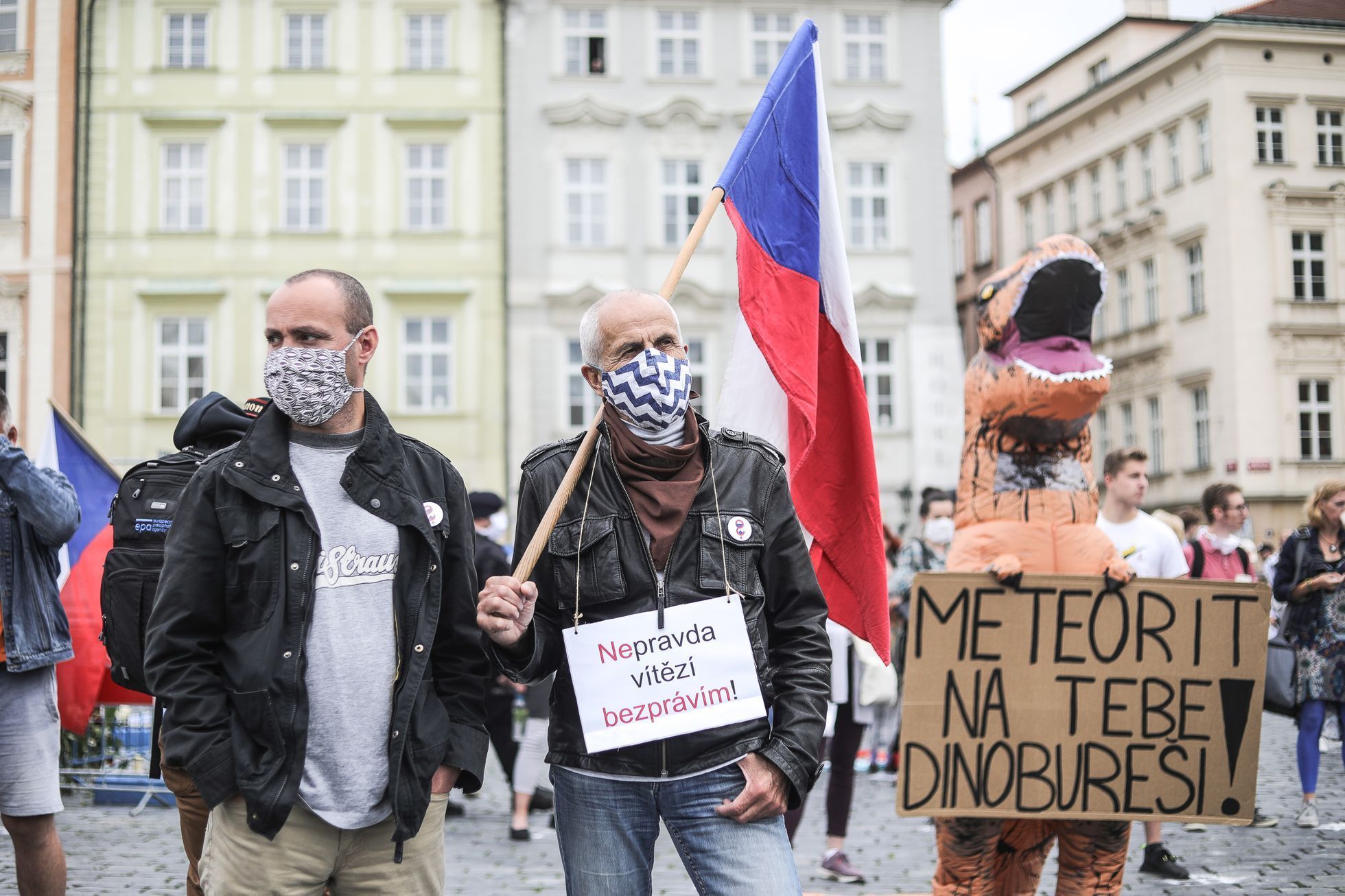 Demonstrace Milion chvilek pro demokracii - roušky, rozestupy, Andrej Babiš