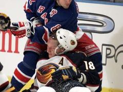 Hokejista Rangers Martin Straka v souboji s Mariánem Hossou s Atlanty ve třetím utkání série.