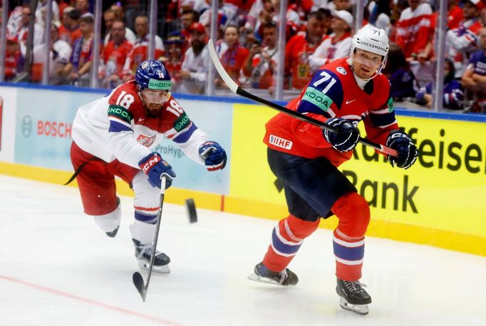Filip Zadina a Eskild Bakke Olsen v zápase MS 2025 Česko - Norsko