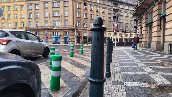 Glosa: Praha, město sloupků. I motoristé si od úřadů zaslouží slušné zacházení