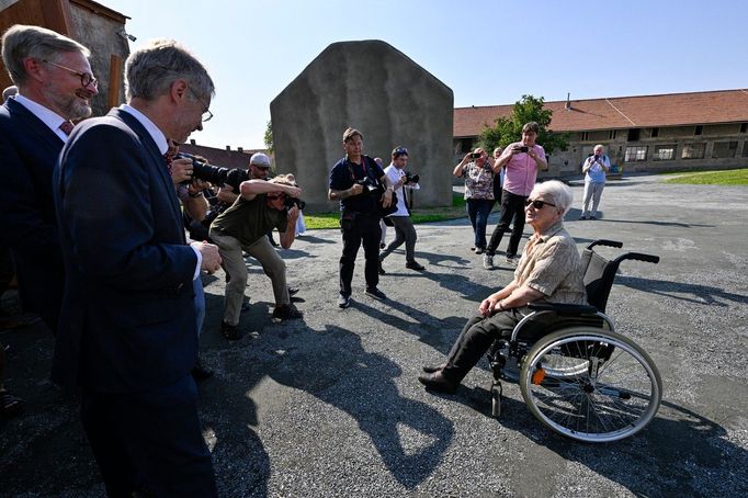 Zdena Mašínová spolu s premiérem Petrem Fialou (vlevo) a předsedou Senátu Milošem Vystrčilem během otevření Památníku v Lošanech.