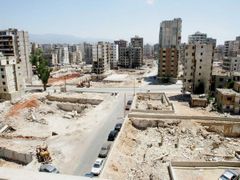 Pohled na místo v libanonském Bejrútu, kde ještě loni stály domy, které zničily izraelské nálety během války s Hizballáhem.