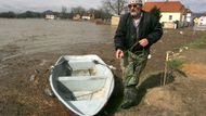 Bydlí tu už dvacet let, na lodi normálně rybaří na Ohři