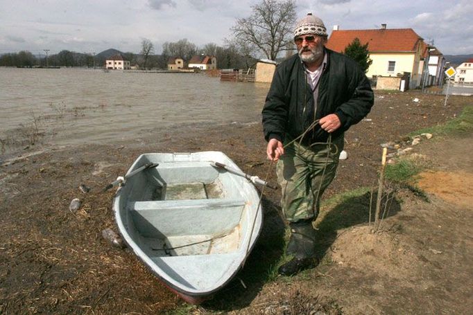 Bydlí tu už dvacet let, na lodi normálně rybaří na Ohři