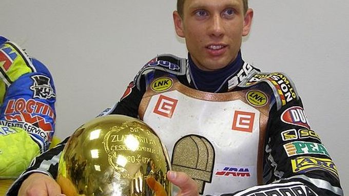 Andreas Jonsson s trofejí pro vítěze 59. ročníku Zlaté přilby.