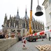 Snesení zvonů z bývalé Jezuitské koleje, Kutná Hora, zvony