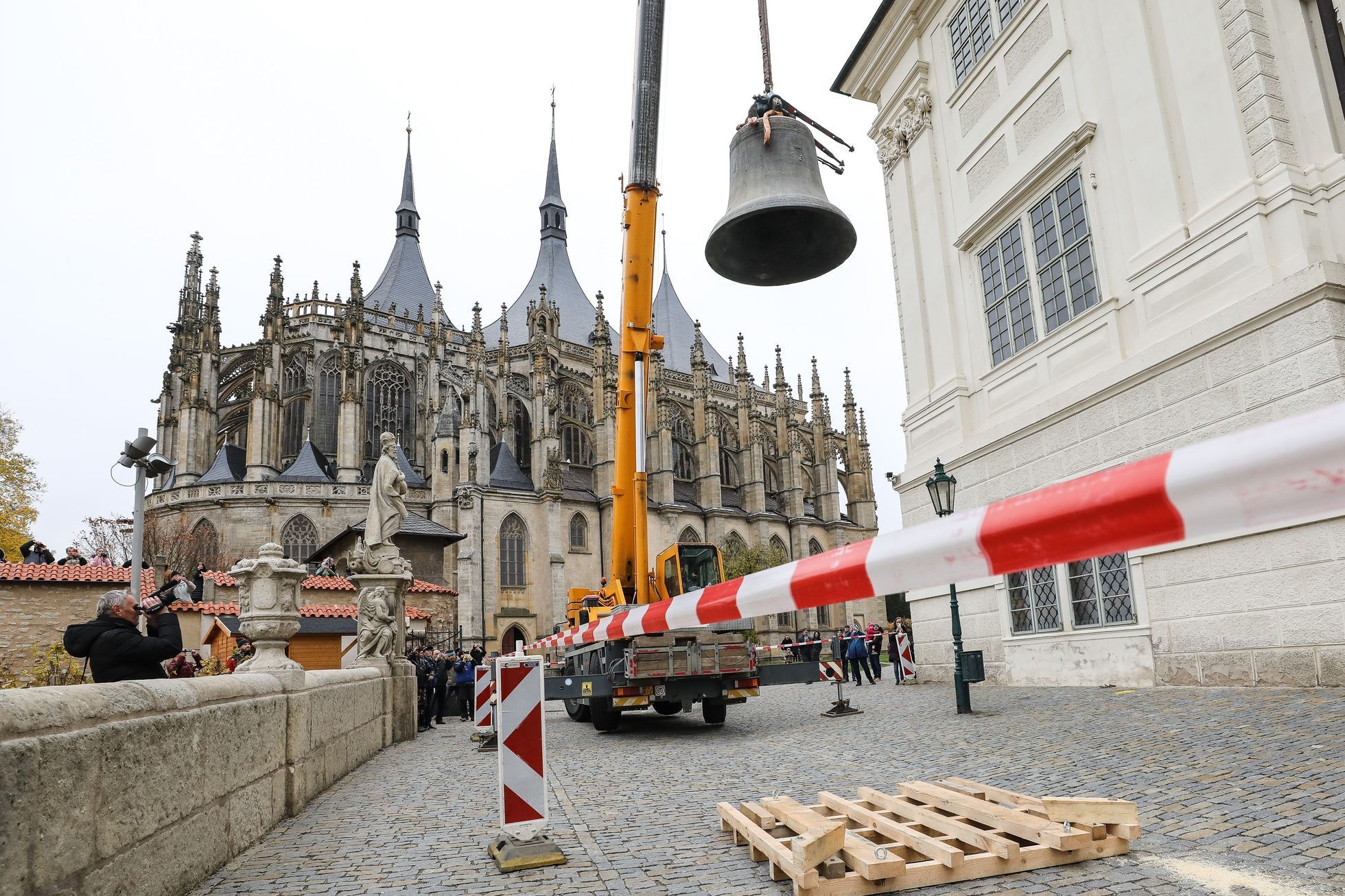 Snesení zvonů z bývalé Jezuitské koleje, Kutná Hora, zvony