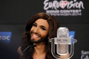 Vítězka Eurovize rozděluje svět. Kdo je vousatá Conchita?