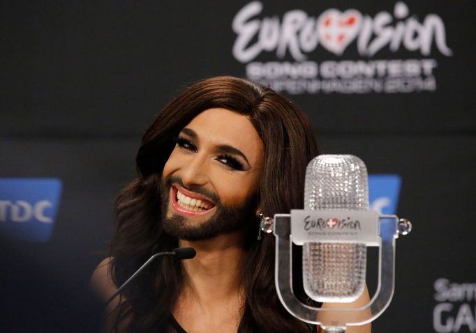 Conchita Wurst na tiskové konferenci ve Vídni