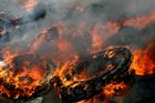 V Uherském Brodě hoří sklad pneumatik, 7 zraněných