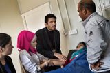 Jak tedy vypadá jeden den syrského uprchlíka? Projekt Lékařů bez hranic "Dopad války" jej představuje nejen očima uprchlíků, ale zejména zdravotníků a jejich pacientů.