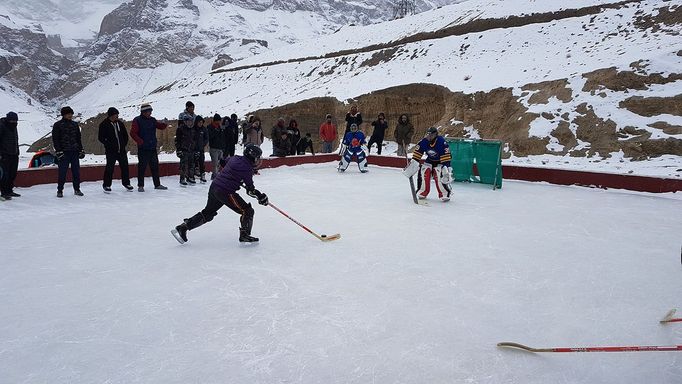 Dominik Hašek učí hrát hokej děti v Malém Tibetu