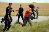 Do rozhánění protestujících zemědělců se pustili francouzští policisté.