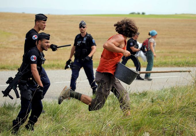 Protesty v 16. etapě Tour de France