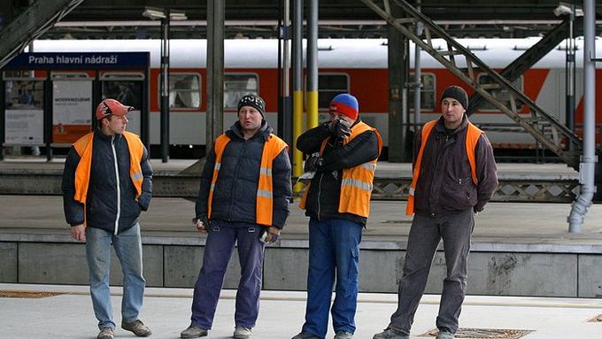 Praha hlavní nádraží - dělníci během slavnostního zahájení. Krátce po něm se opět pustili do práce.