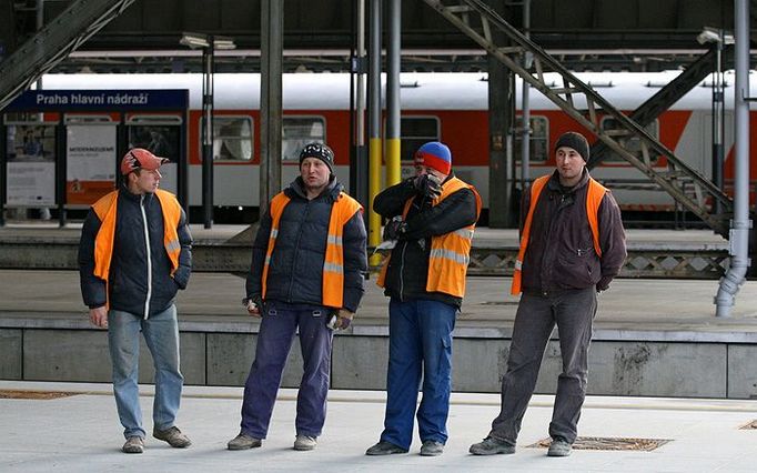 Praha hlavní nádraží - dělníci během slavnostního zahájení. Krátce po něm se opět pustili do práce.