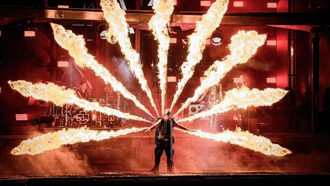 Till Lindemann při červnovém koncertu Rammstein v dánském Odense.