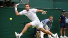 Ernest Gulbis při zápase proti Tomáši Berdychovi ve Wimbledonu