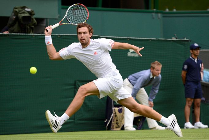 Ernest Gulbis při zápase proti Tomáši Berdychovi ve Wimbledonu