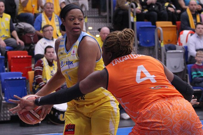 Euroliga, USK Praha- Schio: Kia Vaughnová - Isabelle Yacoubouová