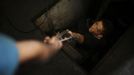 Palestinian Ali al-Batniji (R), 18, works in a car repair garage in Gaza City May 30, 2013. Al-Batniji left school to work as an apprentice in the garage so that he could support his family's income. Apprentice mechanics earn around $100 per month, garage owners said. REUTERS/Mohammed Salem (GAZA - Tags: TRANSPORT SOCIETY BUSINESS EMPLOYMENT) Published: Kvě. 30, 2013, 12:54 odp.