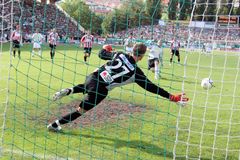 VIDEO Gólman lapil dvě penalty. Sudí ale nařídili další