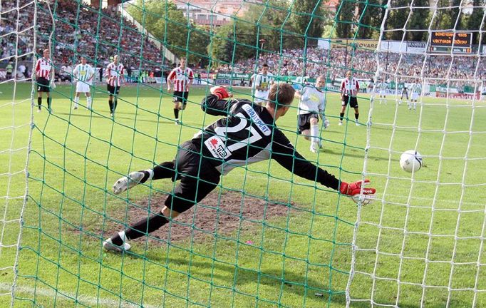 Brankář Žižkova Peter Bartalský nechytil penaltu nařízenou ve 33. minutě, kterou střílel Radek Sňozík, brankář Bohemians. Dva nula pro vršovické.