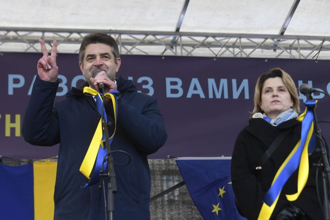 Ukrajinský velvyslanec v Česku Jevhen Perebyjnis s manželkou na demonstraci na podporu Ukrajiny na Václavském náměstí v Praze, 27. února 2022