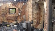 Šetřením a ohledáním místa bylo zjištěno, že příčinou vzniku požáru bylo zřejmě uvolnění plechového kouřovodu od kamen na pevná paliva.