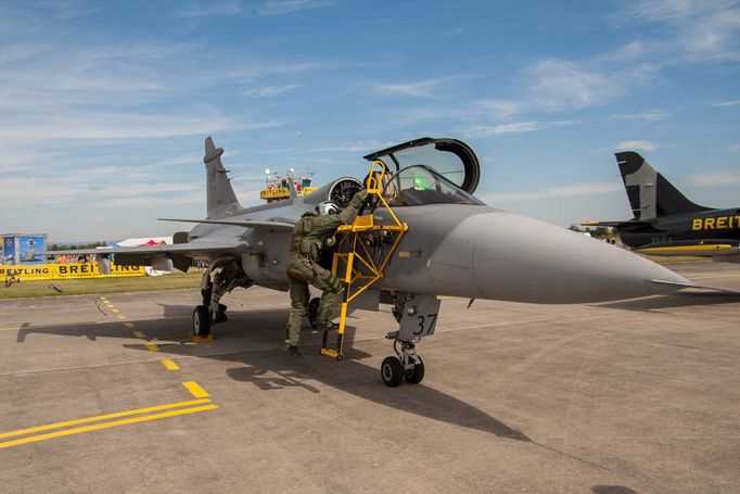 Display pilot npor. Martin Špaček z 21. základny taktického letectva vystupuje z Gripenu