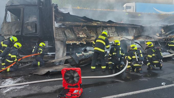 Hasiči likvidují požár nákladního automobilu na pražské Jižní spojce.