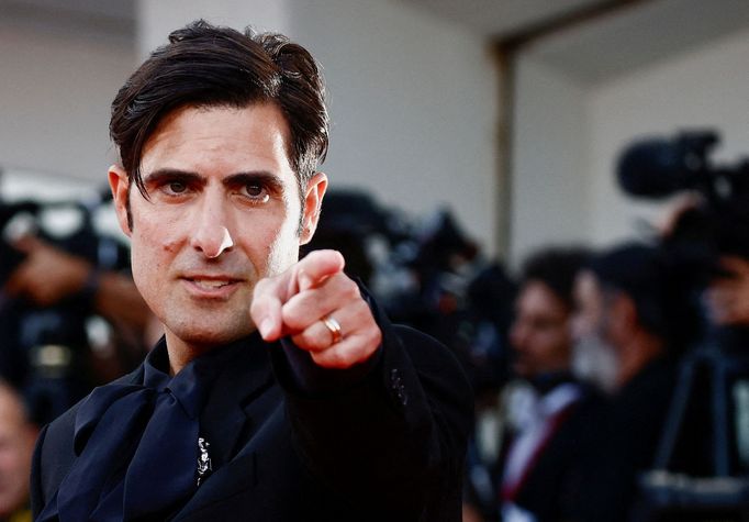 Herec Jason Schwartzman na benátské premiéře filmu Queer.