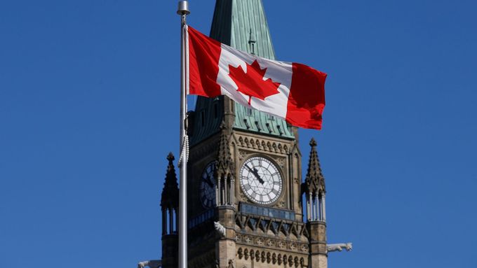 Kanadská vlajka před budovou parlamentu v Ottawě.