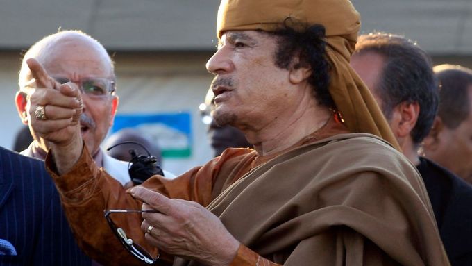 Muammar Kaddáfí při setkání se zástupci Africké unie 10. dubna v Tripolisu.