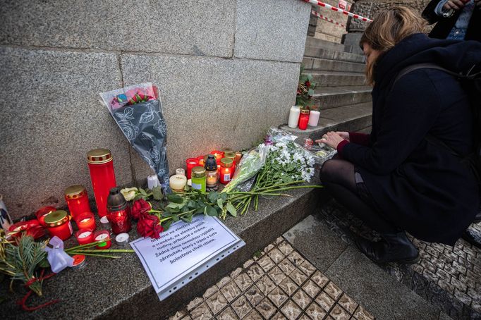 Filozofická fakulta v Praze den po střelbě, při které zahynulo 14 lidí. Lidé k jejím zdem nosí květiny a svíčky, stejně tak je pokládají na Náměstí Jana Palacha.