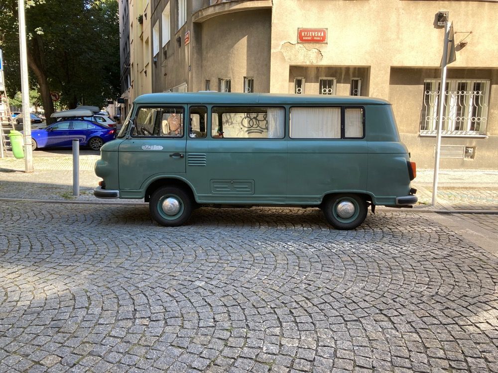 Auta ze seriálu Devadesátky, foto z placu