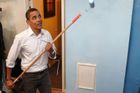 Barack Obama s malířským válcem pomáhal v pondělí před inaugurací vymalovat prostory střediska pro bezdomovce Sasha Bruce House.