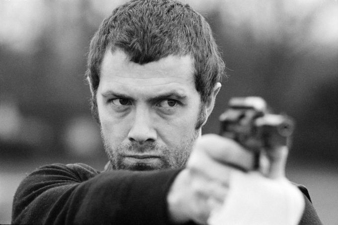 Anglický herec Lewis Collins v britském seriálu Profesionálové, kde hrál postavu Williama Bodieho. Snímek z roku 1979