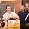 Foto: V Praze se spolu utkali výčepní na tradičním závodě Pinkasova noční můra