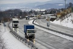 Dopravu v České republice komplikuje nový sníh, některé silnice jsou zledovatělé