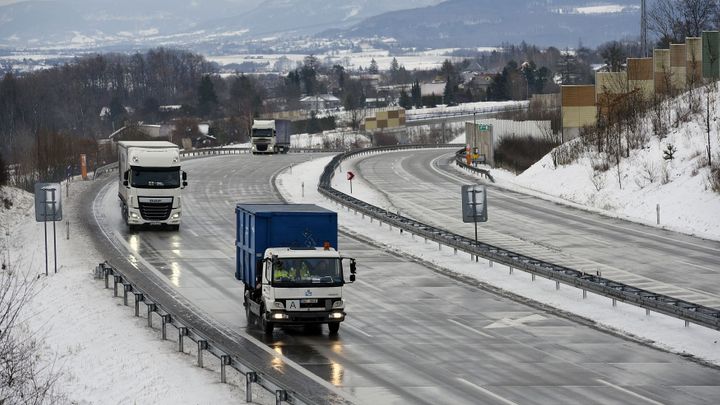 Sníh komplikuje dopravu ve Středočeském kraji i na jihu Čech; Zdroj foto: ČTK