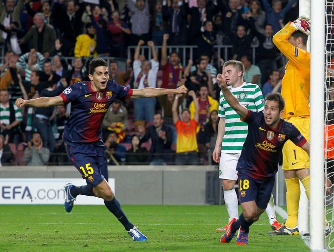 Fotbalista Barcelony Jorge Alba (vpravo) slaví gól v utkání Ligy Mistrů s Celticem.