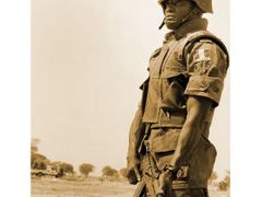 Afrika se snaží pomáhat si navzájem. Voják Africké Unie z Nigérie hlídá v nestabilní sudánské oblasti Darfúru.