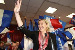 Sarkozyho platil Kaddáfí, Le Penová smí k volbám