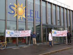I věda utahuje opasky. Pracovníci výzkumného synchrotronu Soleil (Slunce) u Paříže protestují proti vládním škrtům v podpoře jejich urychlovače částic. Na transparentech uvádějí, že úbytek peněz vraždí výzkum.