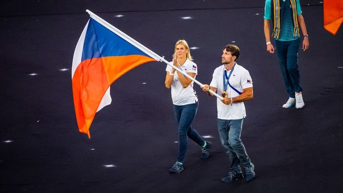 Nikola Ogrodníková a Martin Fuksa při závěrečném ceremoniálu na OH v Paříži 2024