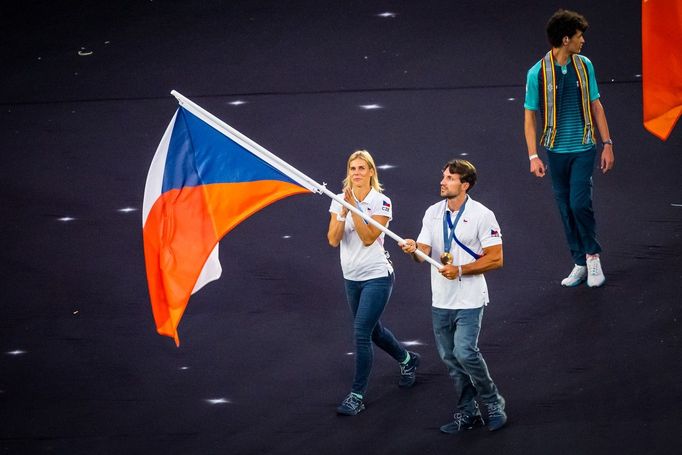 Nikola Ogrodníková a Martin Fuksa při závěrečném ceremoniálu na OH v Paříži 2024